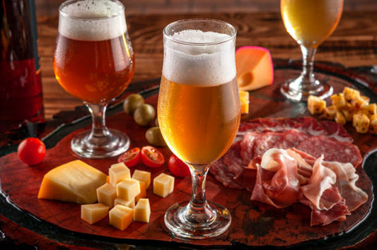 Maridaje con cerveza artesanal: quesos y jamones gourmet para una picada perfecta